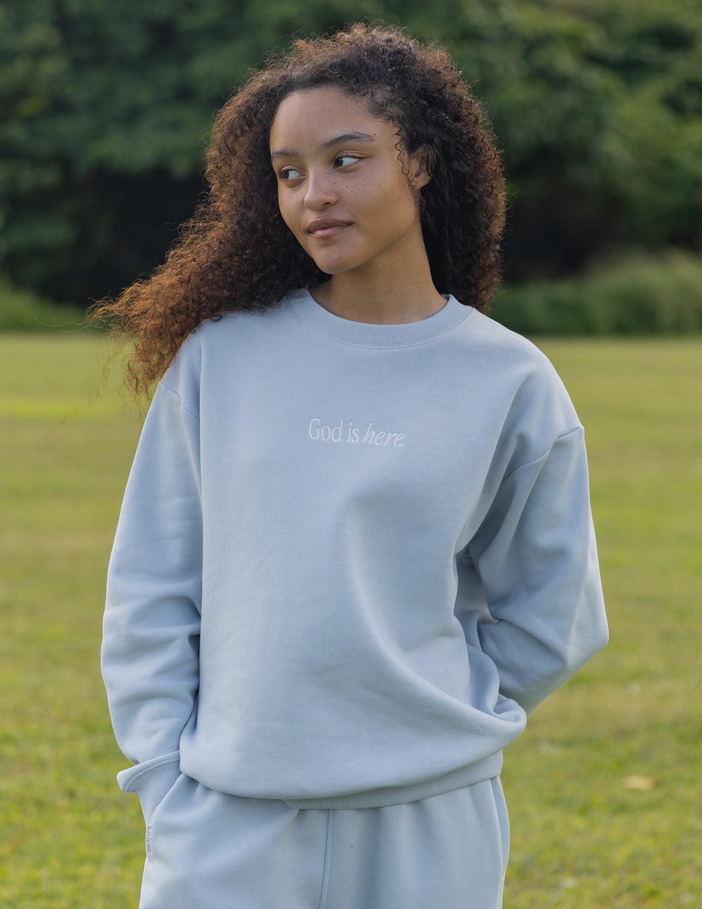 Gott ist hier Unisex Rundhalsausschnitt
