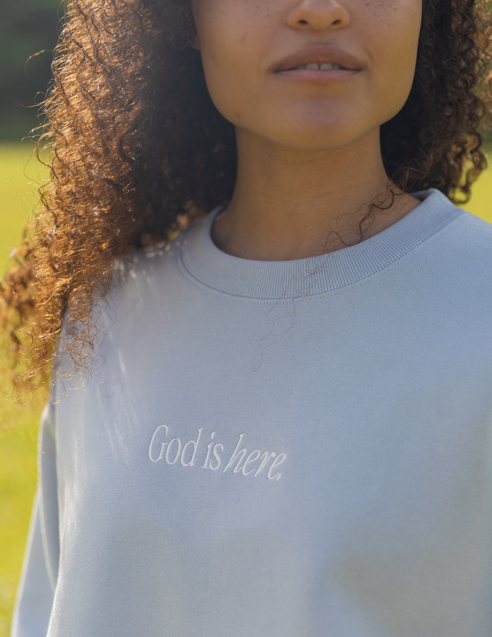 Gott ist hier Unisex Rundhalsausschnitt
