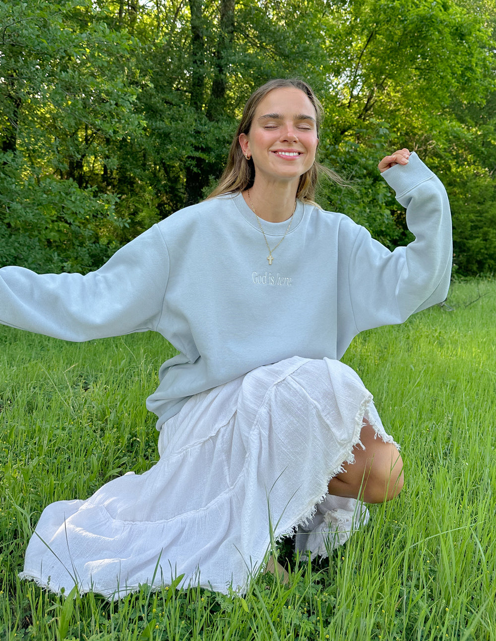 Gott ist hier Unisex Rundhalsausschnitt