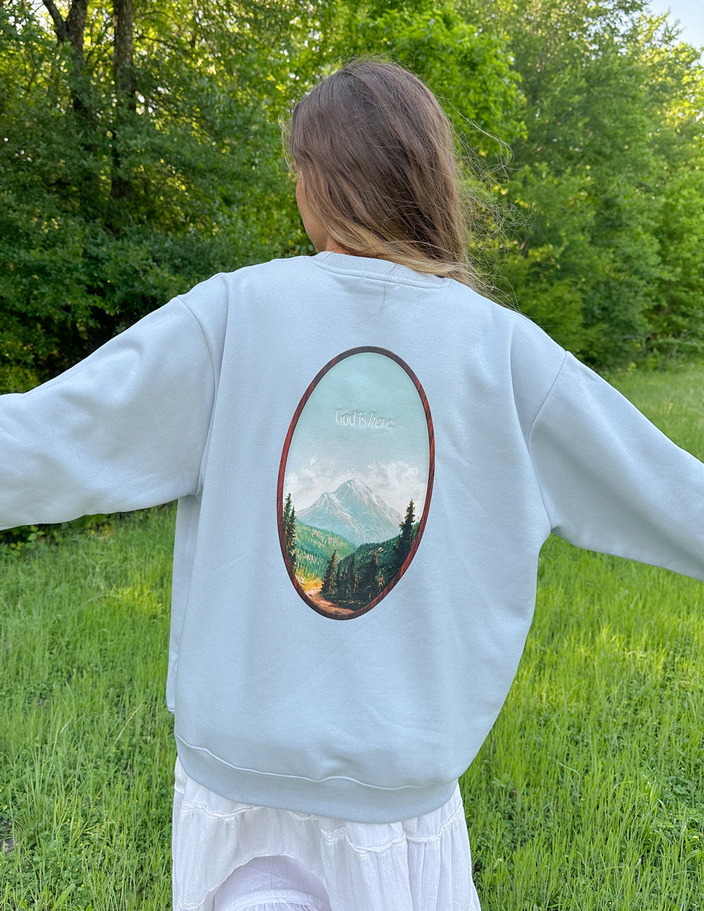 Gott ist hier Unisex Rundhalsausschnitt