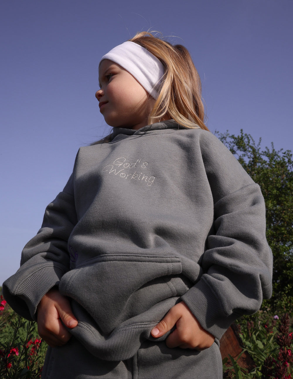 Kinder-Kapuzenpullover „Gott arbeitet immer noch“