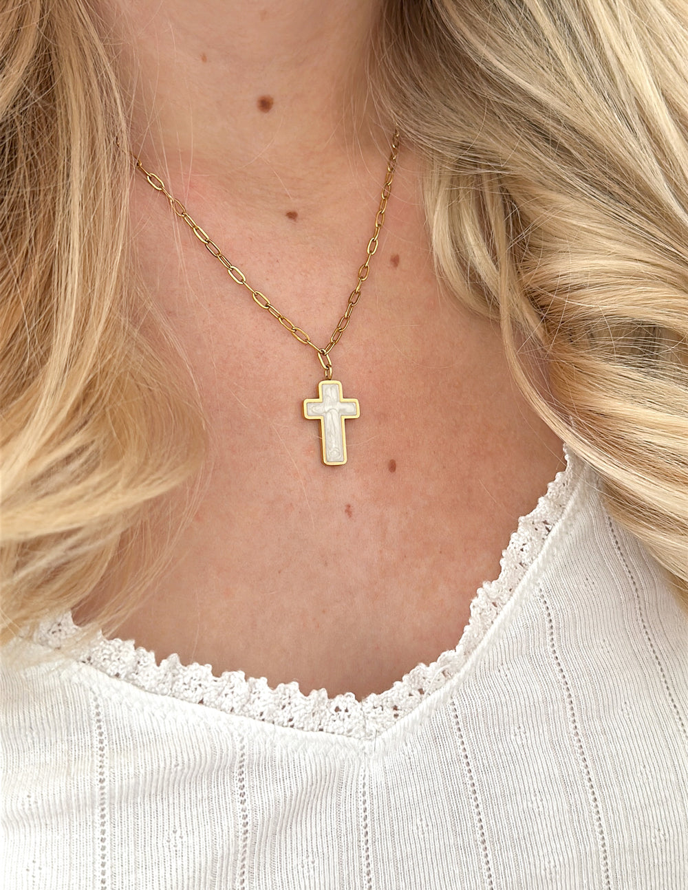 Halskette mit weißem Emaille-Kreuz