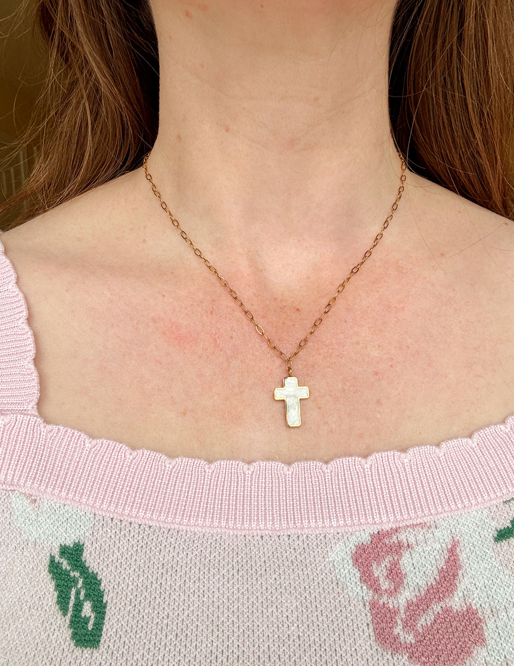 Halskette mit weißem Emaille-Kreuz