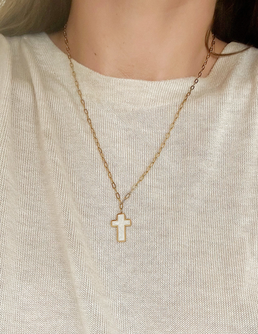 Halskette mit weißem Emaille-Kreuz