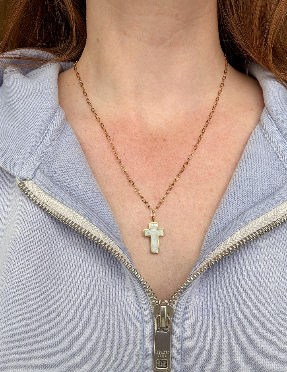 Halskette mit weißem Emaille-Kreuz